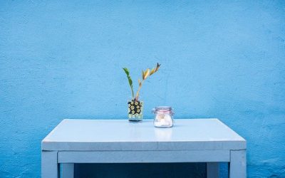 Czy można wsypać brokat do farby? Kilka sposobów na nietypowe efekty malowania ścian