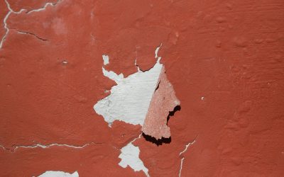 Jak zrobić szybkie i tanie poprawki po nieudanym malowaniu dużego salonu?